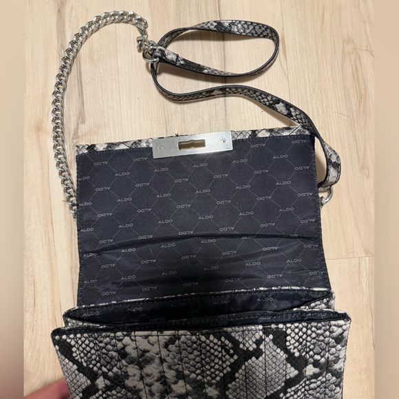 Snakeskin Patterned Chain Shoulder Bag - Picture 5 of 5